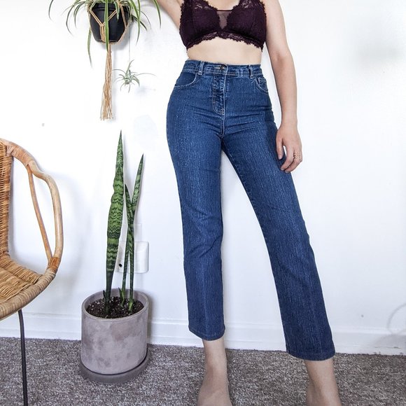 High-Waisted Jeans - Picture 2 of 3